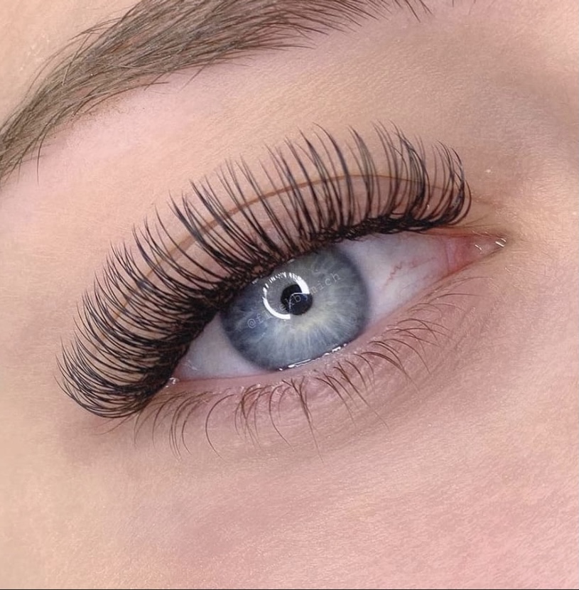 Classic eyelash extensions 
